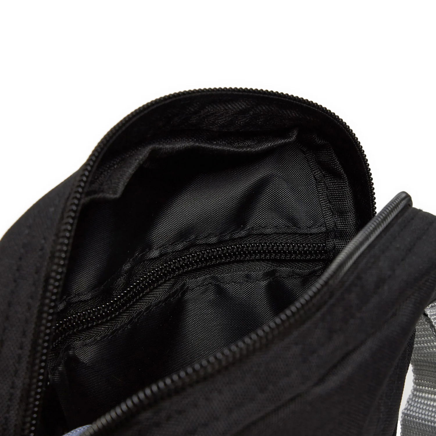 UMHÄNGETASCHE MLB PATCH SIDE BAG CHIWHI (60358208) UMHÄNGETASCHE MLB PATCH SIDE BAG CHIWHI (60358208)