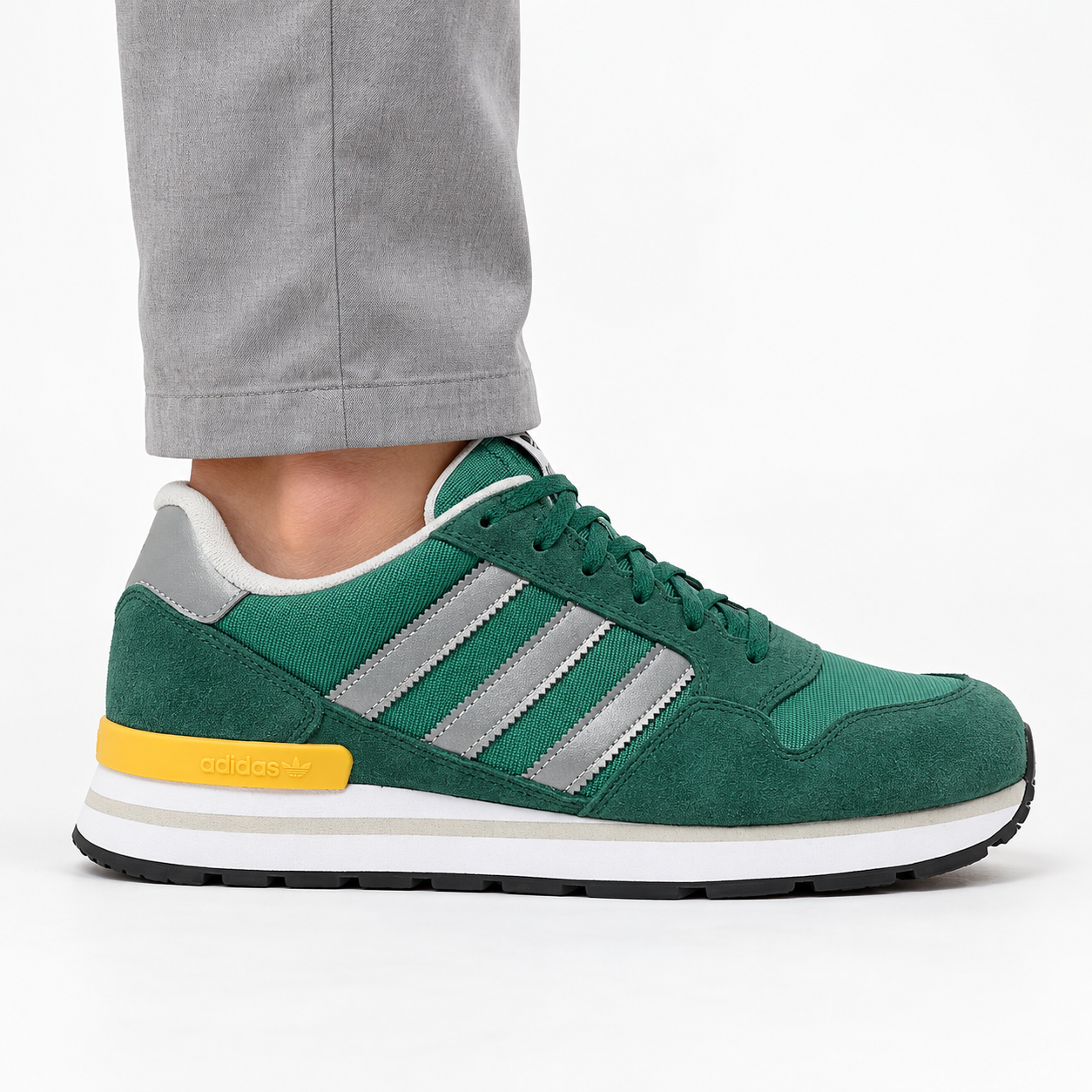 KI-generierte On-Feet-Ansicht des ADIDAS ZX 500 RS KI9813 in Grün