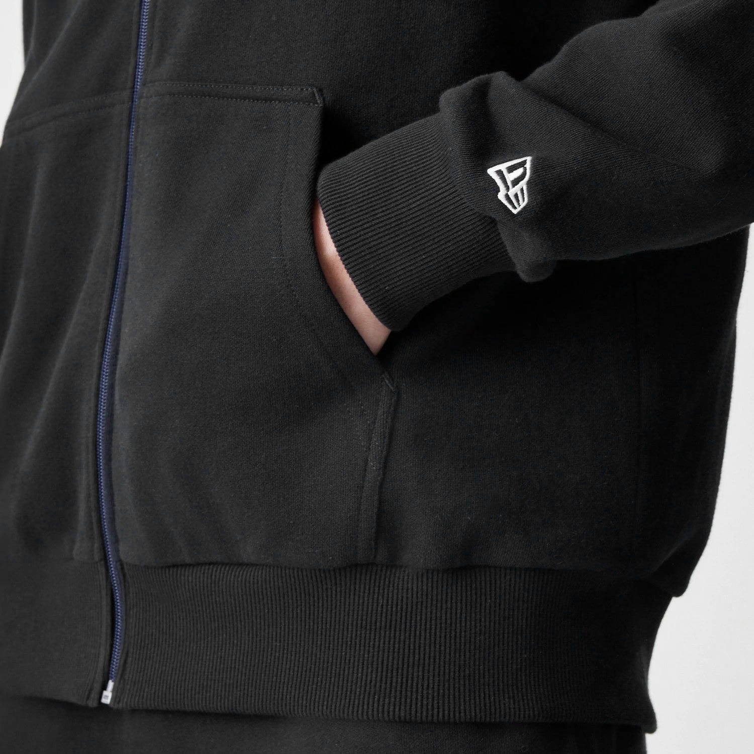 HERREN ZIP-HOODIE NE ESSNTIALS FZ HOODY NEWERA BLK (60752365) HERREN ZIP-HOODIE NE ESSNTIALS FZ HOODY NEWERA BLK (60752365)