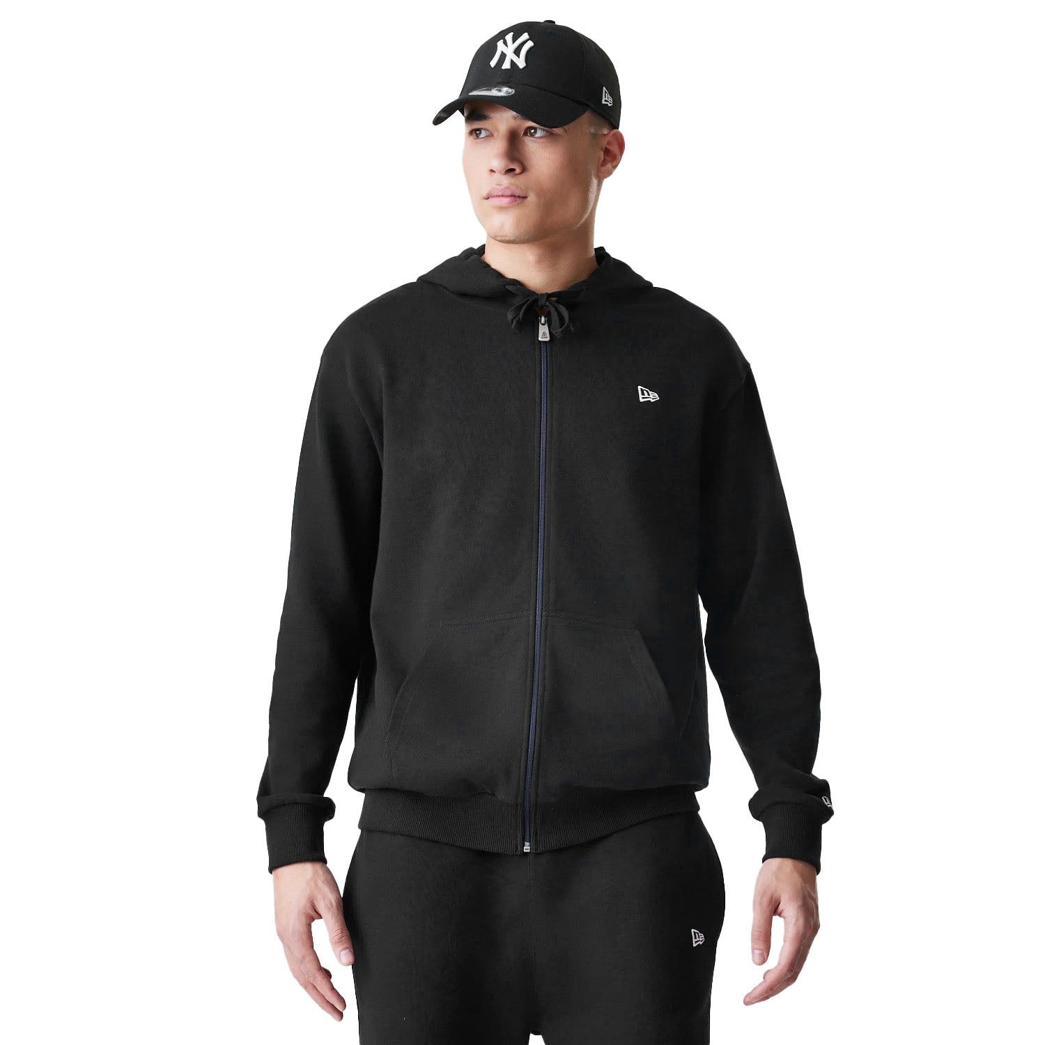 HERREN ZIP-HOODIE NE ESSNTIALS FZ HOODY NEWERA BLK (60752365) HERREN ZIP-HOODIE NE ESSNTIALS FZ HOODY NEWERA BLK (60752365)