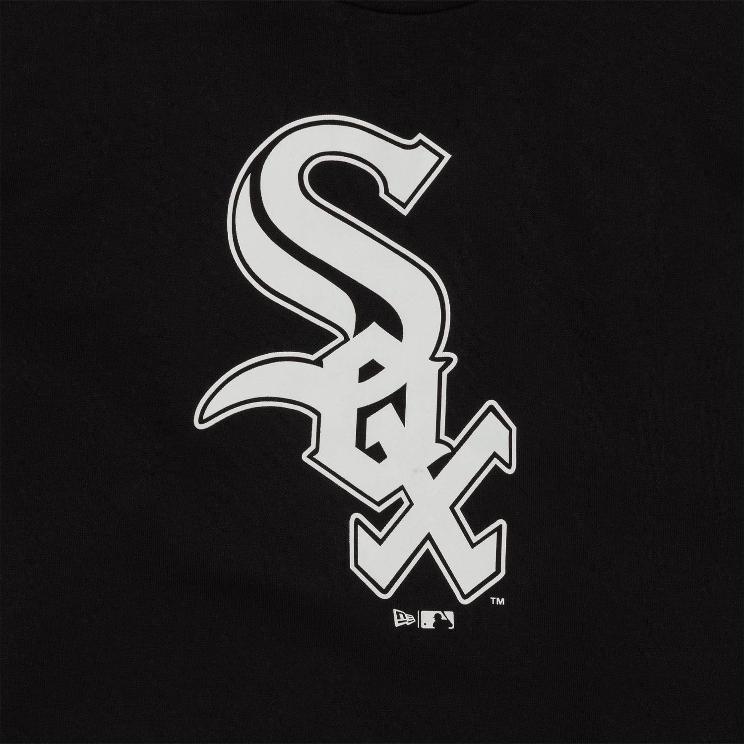 MĘSKA BLUZA Z KAPTUREM NOS MLB REGULAR HOODY CHIWHI BLKWHI (60590501) MĘSKA BLUZA Z KAPTUREM NOS MLB REGULAR HOODY CHIWHI BLKWHI (60590501)