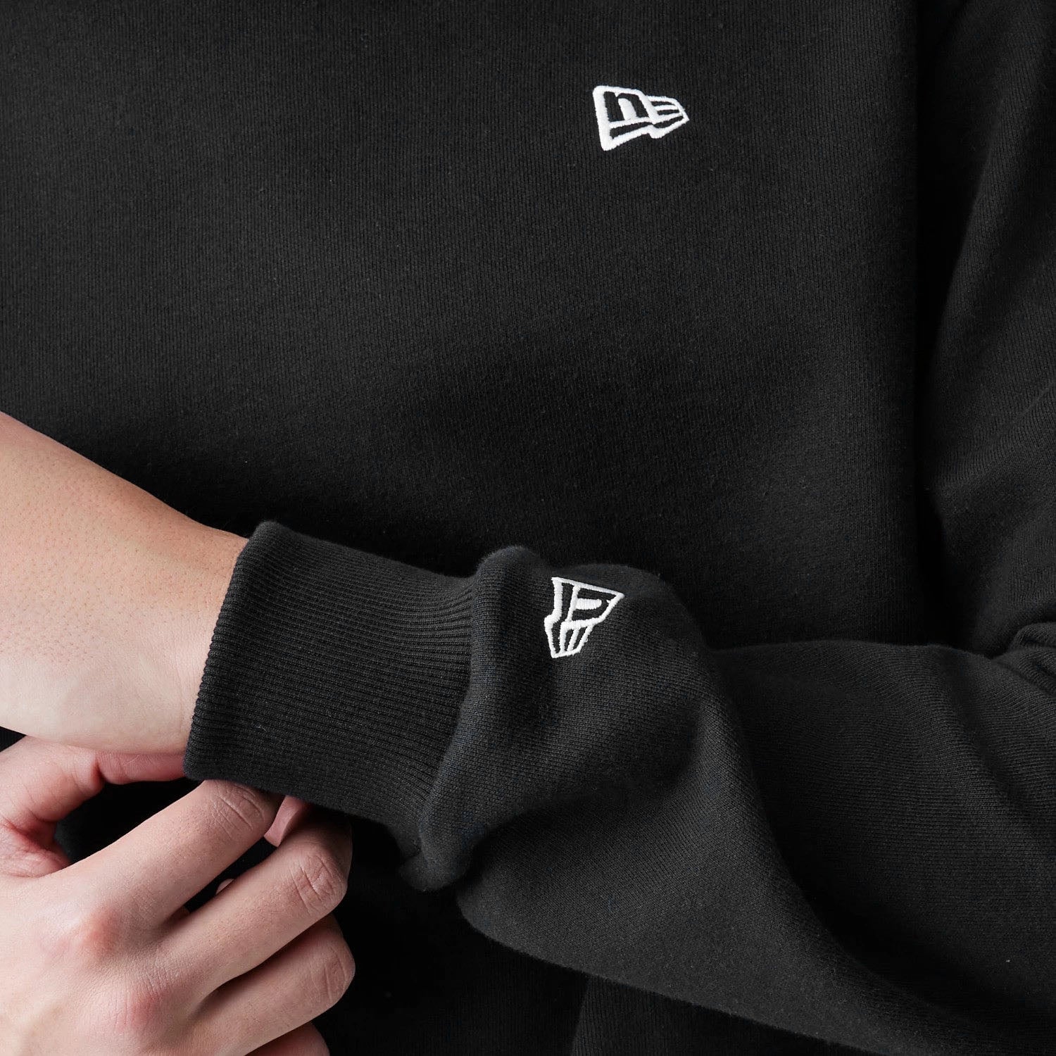 HERREN SWEATSHIRT NE ESSNTIALS OS CREW NEWERA BLK (60752356)